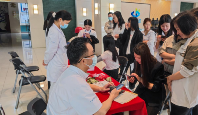 切脉问诊送康健，，，，，，，，暖心折务进企业——合肥mg不朽情缘携手广瑞医疗开展“康健进企业”义诊活动